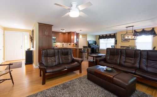 38 Glasgow Cir, Hudson NH  03051-3759 exterior