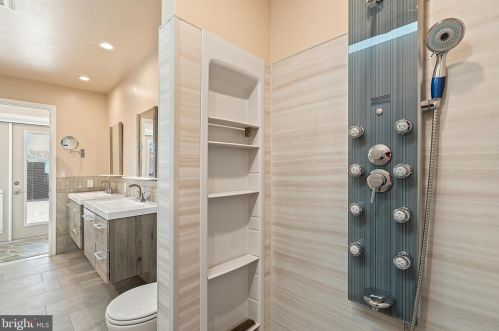 8017 Ellet Rd, Springfield VA  22151-1921 exterior