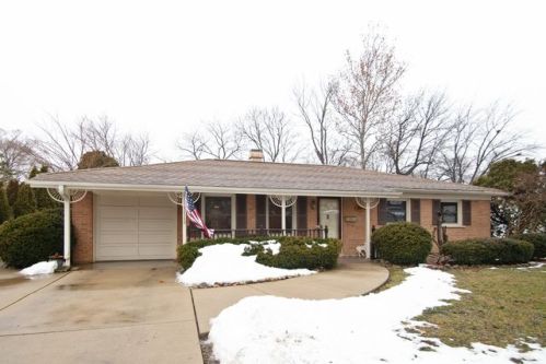 104 Wilshire Dr, Wheeling, IL 60090-3929