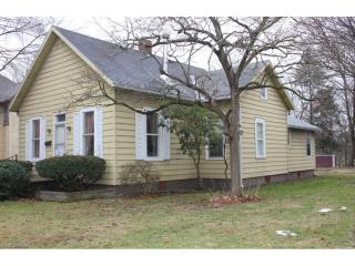 327 8th St, Coshocton OH  43812-1229 exterior