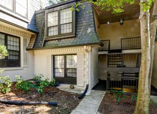 125 Woodmere Sq, Atlanta, GA 30327-4033