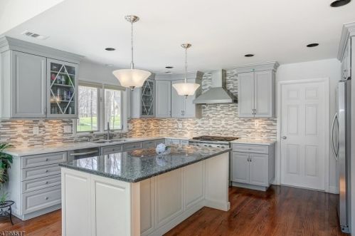 1 Blue Jay Ct, Warren, NJ 07059-6748