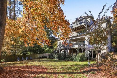 3535 Kingsboro Rd, Atlanta GA  30319-1310 exterior