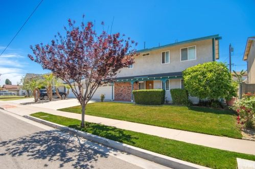 10231 Aqueduct Dr, Cypress, CA 90630-4157