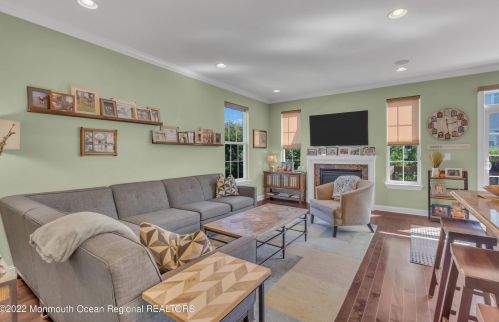 333 Princeton Ct, Tinton Falls NJ  07702-4058 exterior