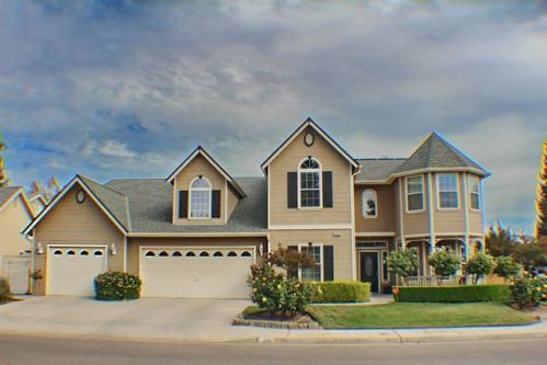 1743 Bush Ave, Clovis, CA 93619-3703