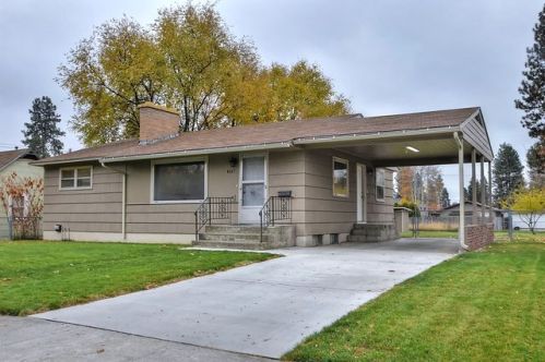 4017 Queen Ave, Spokane WA  99205-5833 exterior