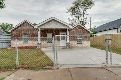 2504 Donalee St, Fort Worth TX  76105-4101 exterior