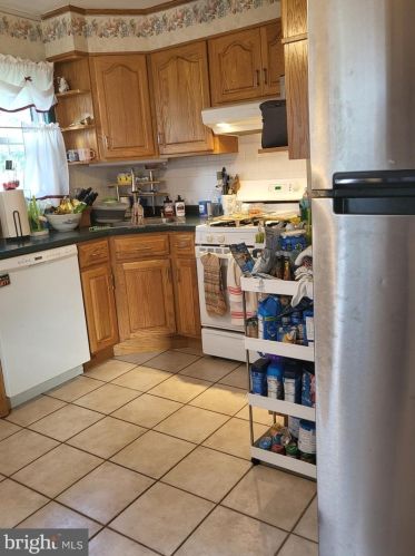 37 Longwood Dr, Trenton NJ 08620-2415 exterior