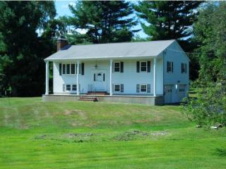 11 Hardy Rd, Londonderry, NH 03053-2833