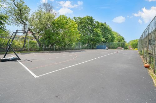 407 Elmwood Dr, Hudson NH  03051-3242 exterior