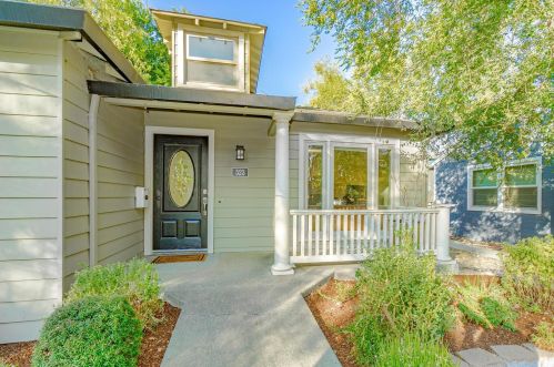 523 G St, Davis, CA 95616-3820