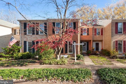 6600 Rosecroft Pl, Falls Church, VA 22043-1827