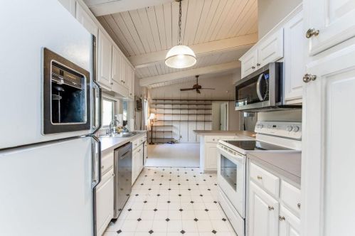 6227 Hunting Creek Rd, Atlanta GA  30328-3322 exterior
