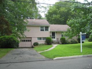 135 Godfrey Rd, Fairfield, CT 06825-2626