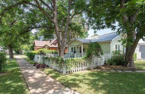 209 9th St, Georgetown, TX 78626-5809