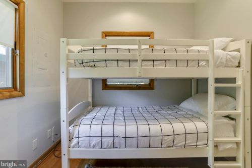 4 Pileated Woodpecker Ln, Hedgesville WV  25427-6232 exterior