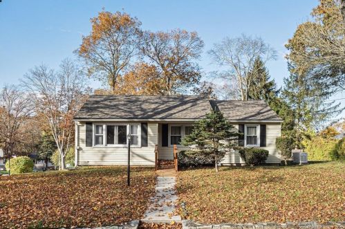44 Michael Ln, Gales Ferry, CT 06339-1033