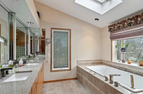 115 Eastwood Dr, Bannockburn IL  60015-5009 exterior