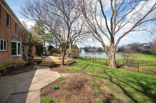 2312 Mohawk Ln, Glenview, IL 60026-1036