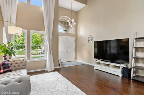 2516 Whitehall Ln, Naperville, IL 60564-8438