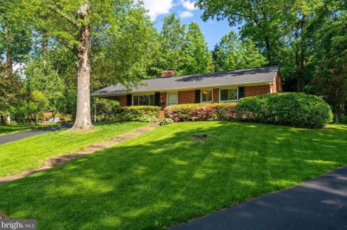 7601 Cosgrove Pl, Springfield, VA 22151-2605