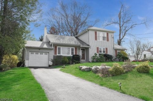 78 Hunters Ln, Sparta, NJ 07871-2556