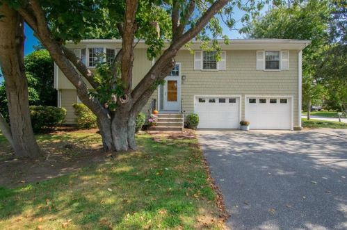 384 Valley Rd, Middletown, RI 02842-5271