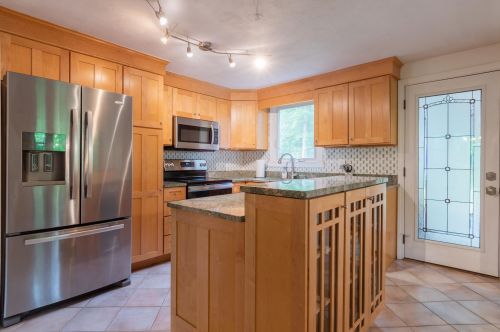 75 Chase Rd, Londonderry, NH 03053-4055