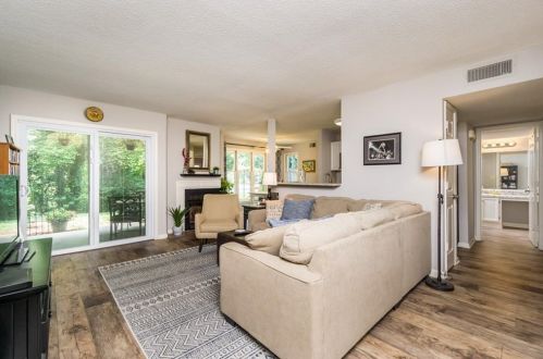 910 Garden Ct, Atlanta, GA 30328-4569