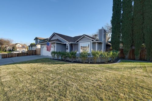 100 Woodridge Cir, Vacaville, CA 95687-5100