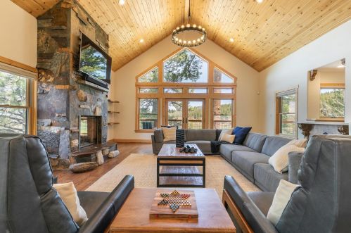 196 Basque Dr, Truckee CA  96161-3917 exterior