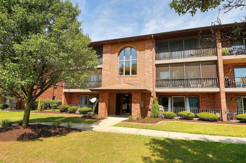 8210 Cobblestone Dr, Palos Hills IL  60465-2263 exterior