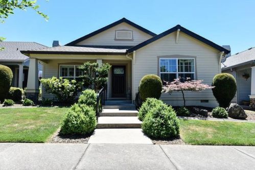 3314 Edgewater Dr, Medford, OR 97504-8490