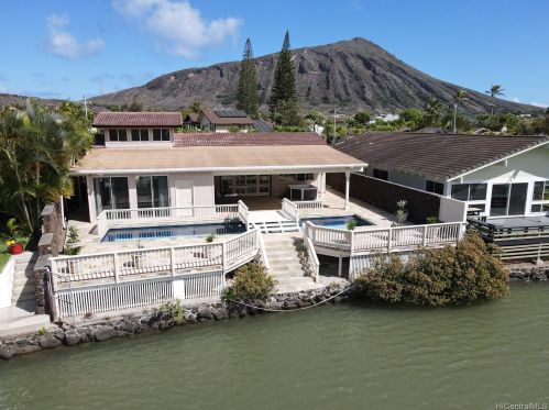6857 Niumalu Loop, Honolulu HI  96825-1646 exterior