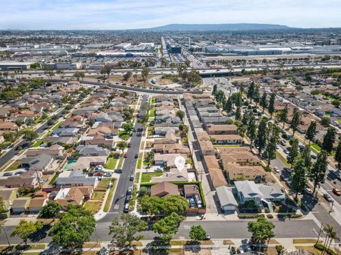 11609 Atkinson Ave, Hawthorne CA  90250-1827 exterior