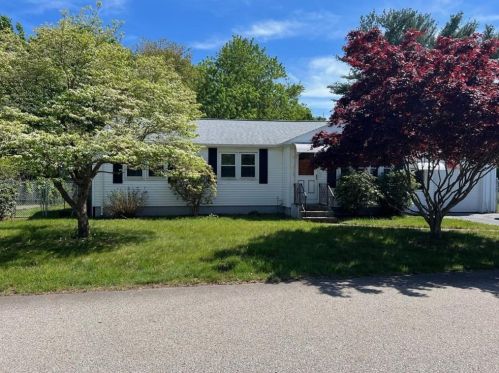 18 Lucile St, Warwick, RI 02886-5008