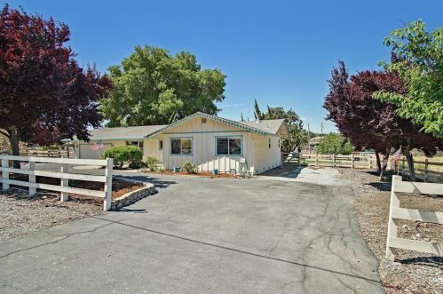 7805 Crews Rd, Gilroy, CA 95020-8058