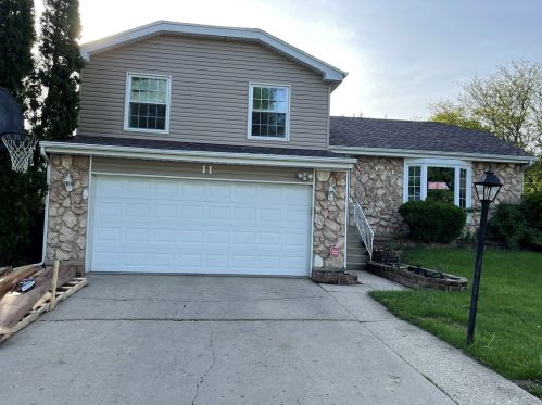 11 Sandalwood Ct, Streamwood, IL 60107-1935