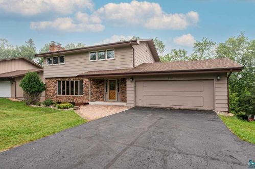 502 Valley Dr, Duluth, MN 55804-1739