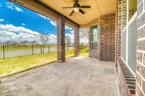 302 Round Lake Dr, Richmond TX 77469-1778 exterior