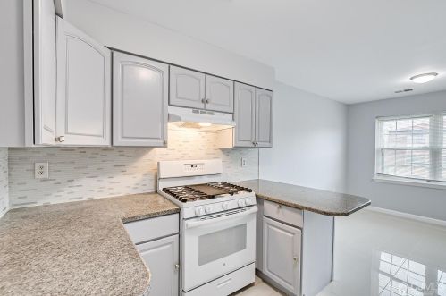 609 Green Hollow Dr, Iselin, NJ 08830-2930