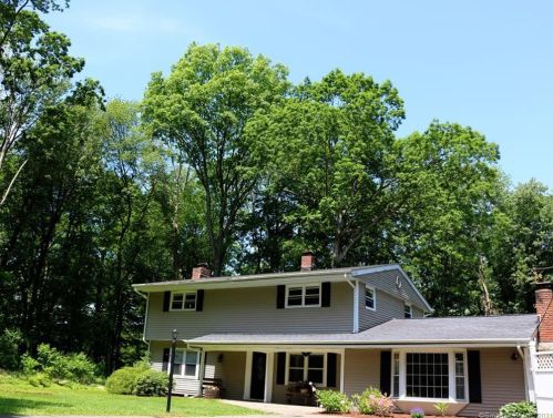 134 Deforest Rd, Wilton CT  06897-1911 exterior