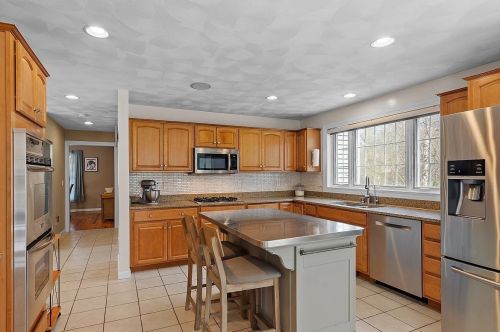 16 Candlestick Ln, Sandown, NH 03873-2364