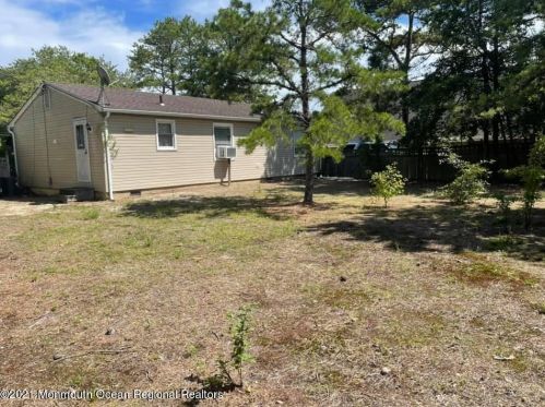 730 Bermuda Dr, Lacey, NJ 08731-5118