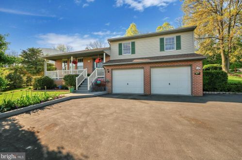 145 Akron Rd, Ephrata, PA 17522-2603