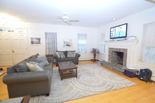 7 Clay St, Middletown, RI 02840-6901