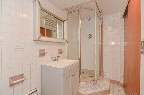 4 Clark Pl, Quaker Hill CT  06375-1204 exterior