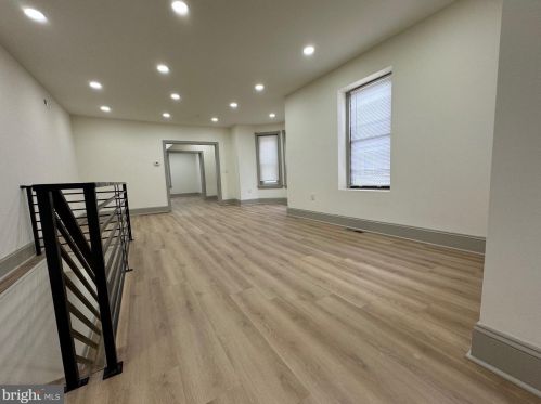 7206 Broad St, Philadelphia, PA 19126-1728