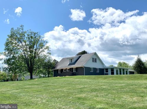 65 Hampton Grove Dr, Berkeley Springs WV  25411-5182 exterior